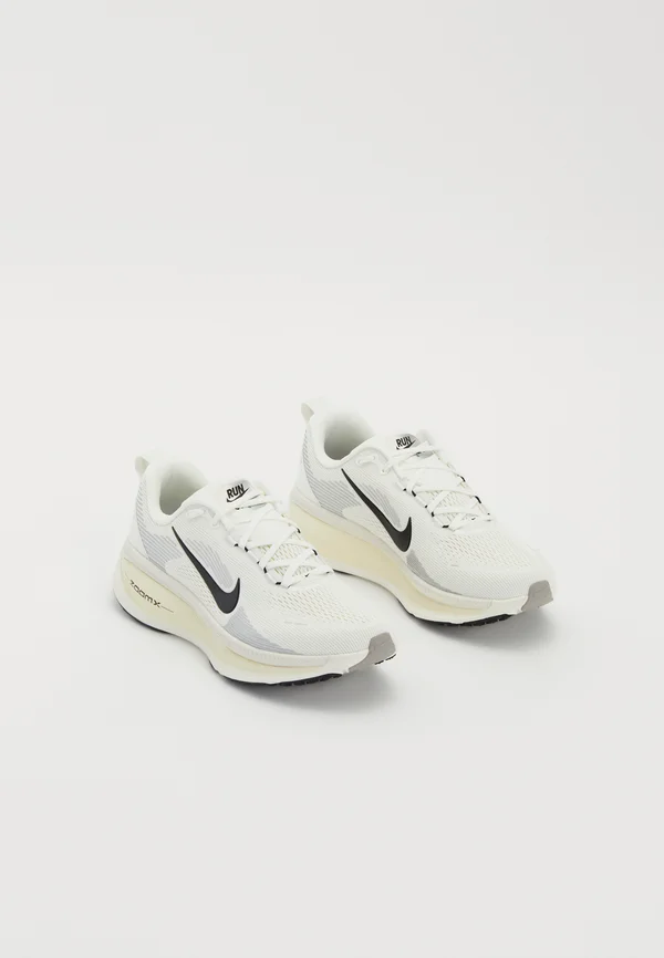 VOMERO 18 - Laufschuh Straße - summit white/black/coconut milk
