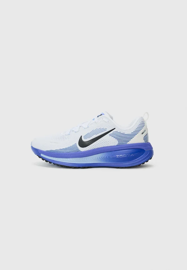 VOMERO 18 - Laufschuh Straße - white/black/blue tint/light marine/hyper royal