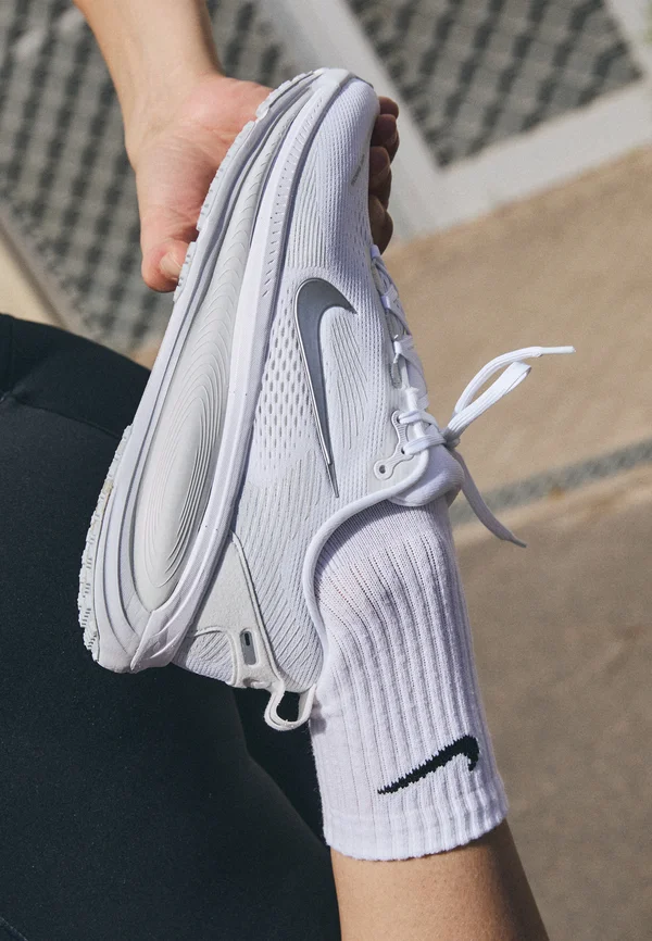 VOMERO 18 - Laufschuh Straße - white/metallic silver/photon dust
