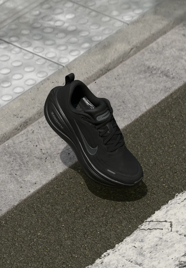 VOMERO PLUS - Laufschuh Straße - black/dark smoke grey/metallic dark grey/cool grey