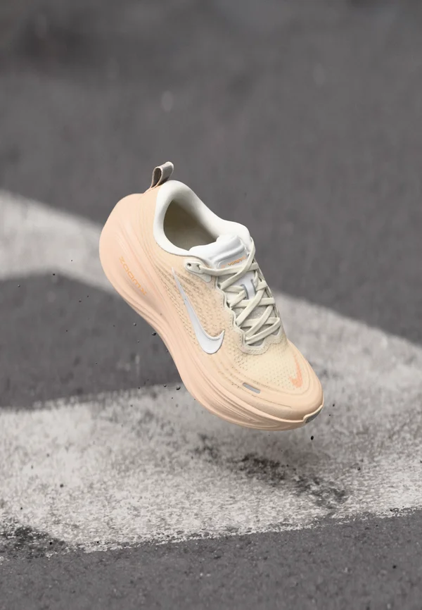 VOMERO PLUS - Laufschuh Straße - guava ice/sail/orange chalk