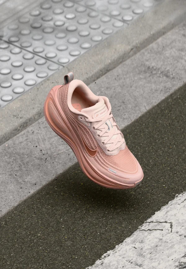 VOMERO PLUS - Laufschuh Straße - particle pink/metallic rose gold/silt red/taupe grey