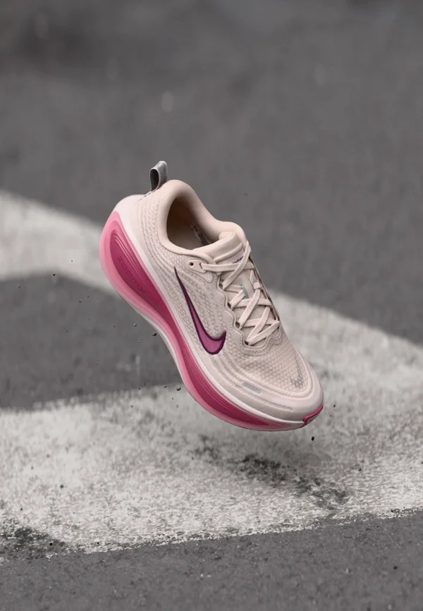 VOMERO PLUS - Laufschuh Straße - silt red/bordeaux/sweet beet/desert berry/elemental pink