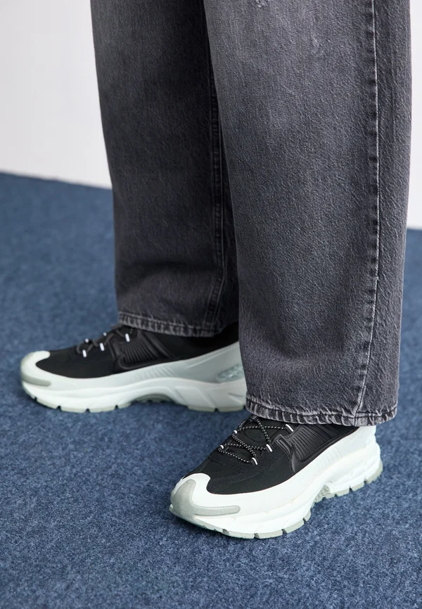VOMERO ROAM UNISEX - Sneaker low - black/light silver/jade horizon/hyper crimson
