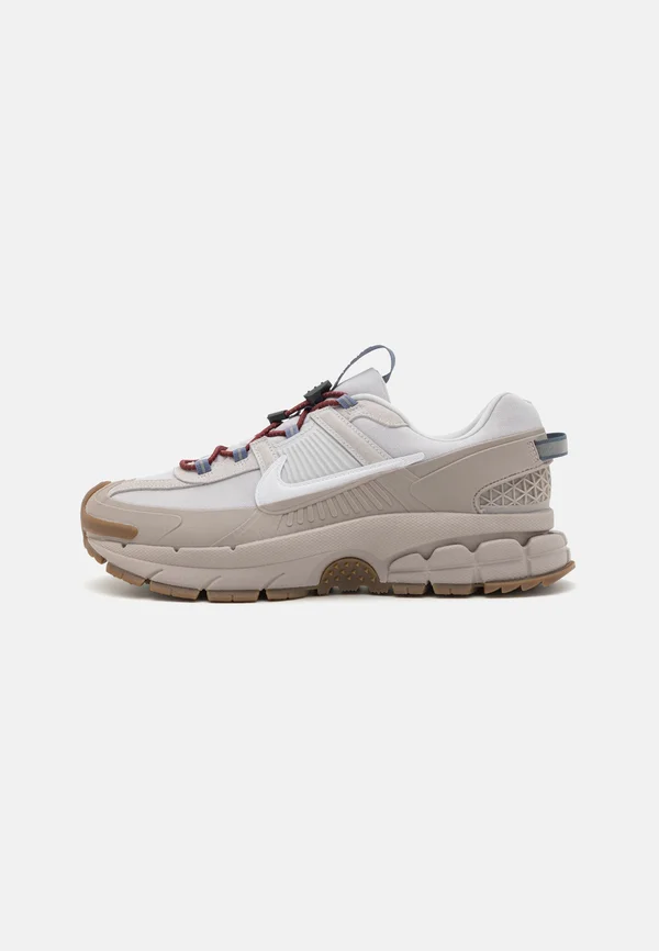 VOMERO ROAM UNISEX - Sneaker low - college grey/white/vast grey/dark brown/ashen slate/dark team red