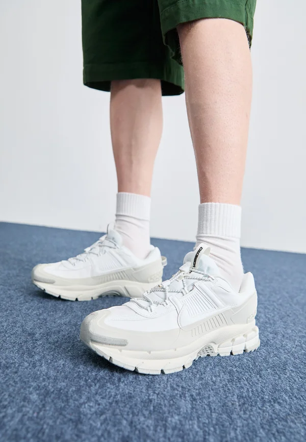 VOMERO ROAM UNISEX - Sneaker low - summit white/light bone/light iron ore/black
