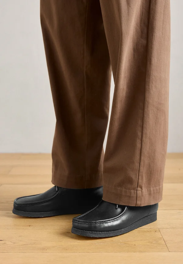 WALLABEE - Schnürer - black