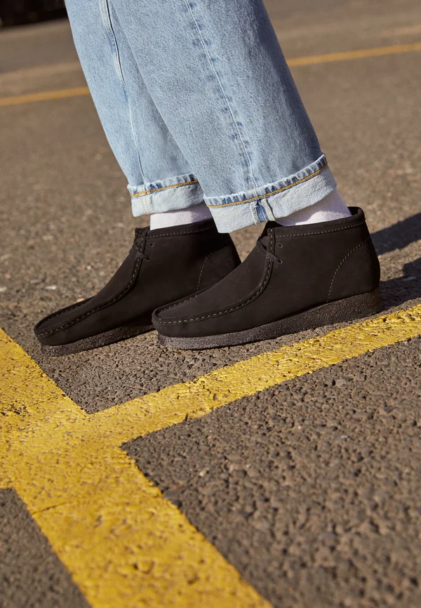 WALLABEE  - Sportlicher Schnürer - black