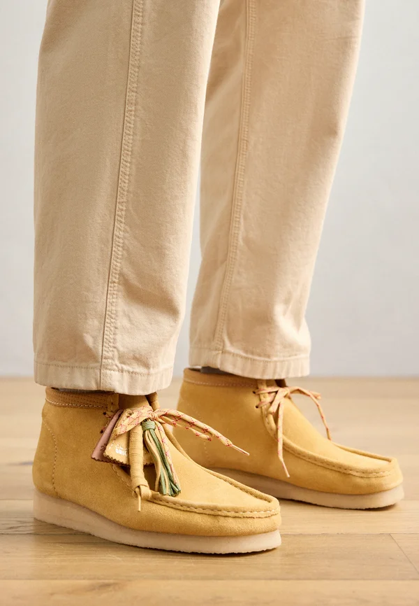 WALLABEE  - Sportlicher Schnürer - golden tan