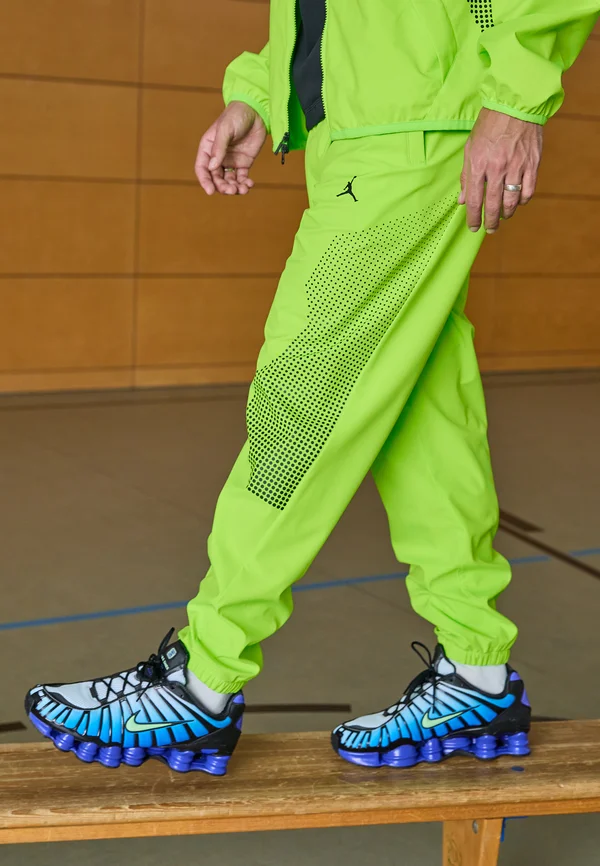 WARM UP - Stoffhose - electric green/black