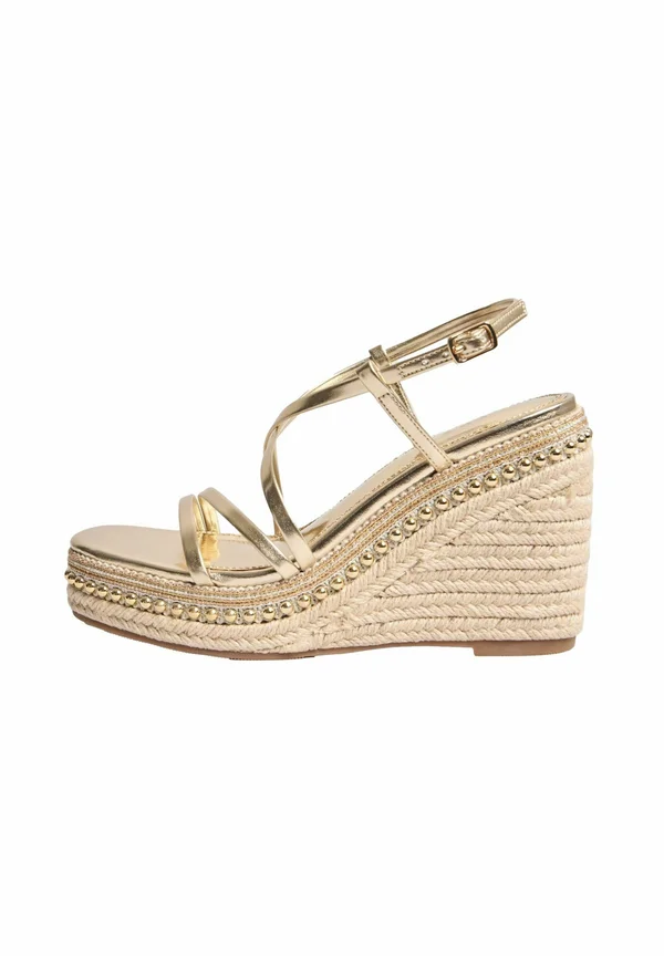 WIDE FIT - STRAPPY MULTI STRAP BEADED - Keilsandalette - gold