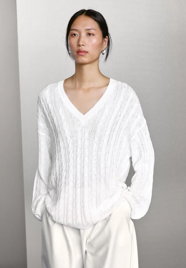 WIDE V-NECK OPEN-KNIT - Strickpullover - white