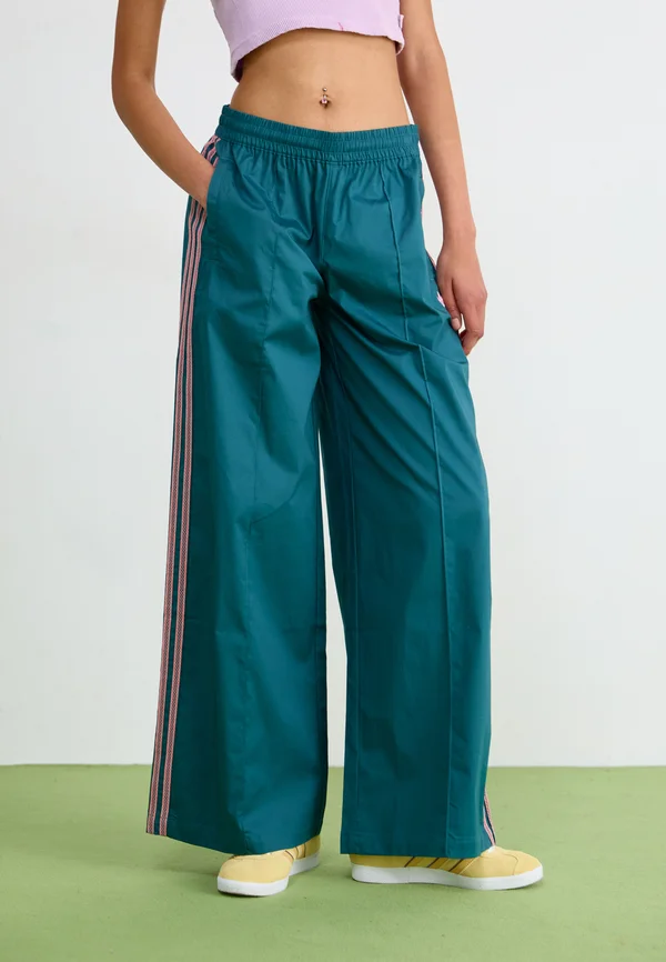 WIDELEG PANT - Jogginghose - tech green