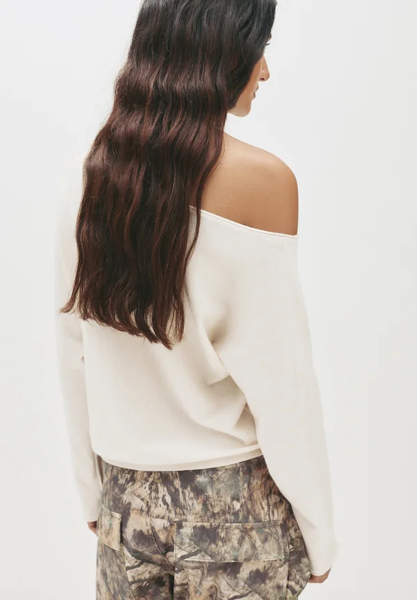 WITH AN ASYMMETRIC NECKLINE - Strickpullover - beige