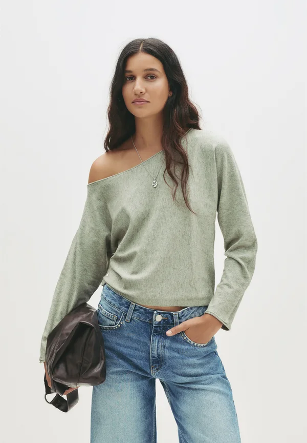WITH AN ASYMMETRIC NECKLINE - Strickpullover - khaki