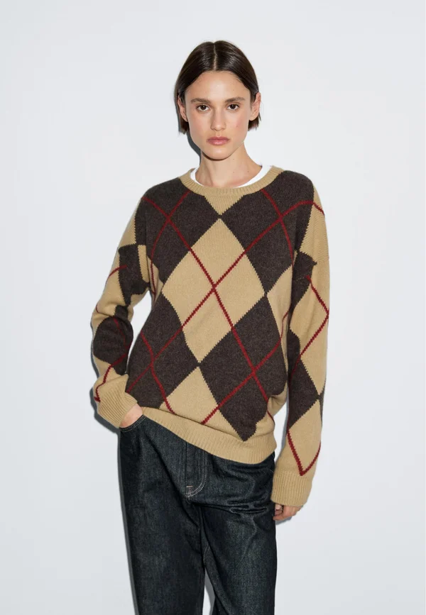 WITH ARGYLE DETAILING  - Strickpullover - camel