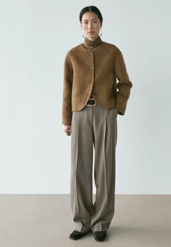 WITH BRUSHED FINISH - Strickjacke - olive