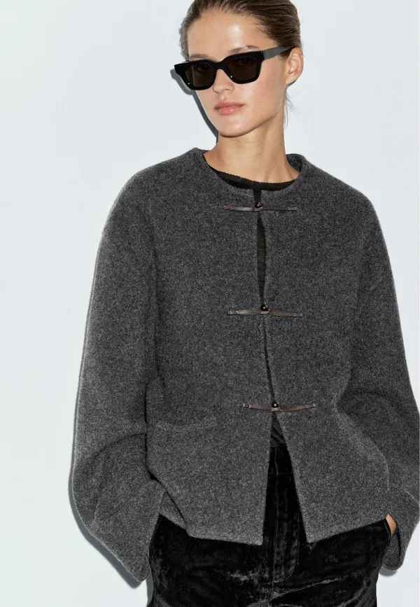 WITH BUTTON DETAIL  - Strickjacke - grey