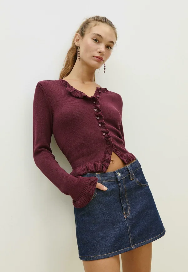 WITH BUTTONS AND RUFFLES - Strickjacke - dark red