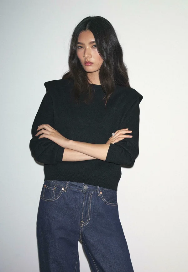 WITH SHOULDER PADS  - Strickpullover - black