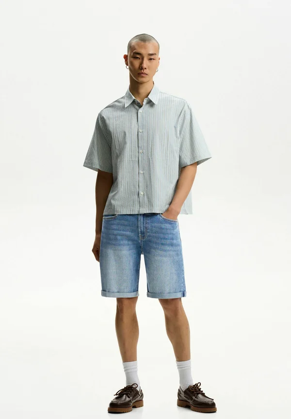 WITH TURN-UP HEMS - BERMUDA - Jeans Shorts - light blue denim