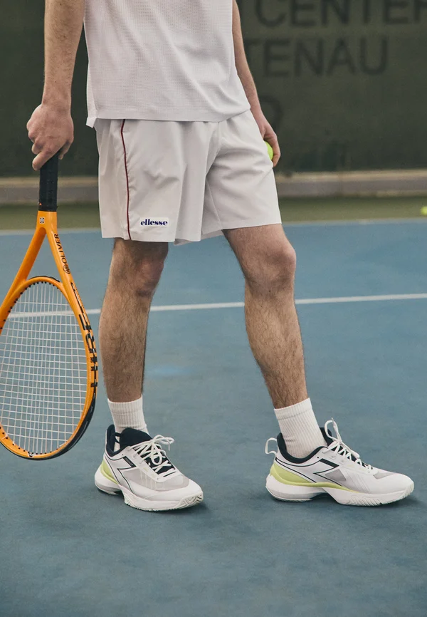WRITTLE 7" SHORT - Kurze Sporthose - white