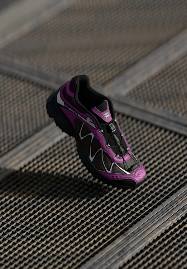 XT WHISPER IRIDESCENT UNISEX - Sneaker low - black/hollyhock/plum perfect