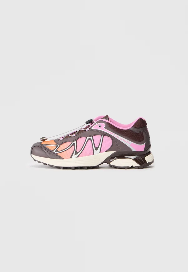 XT WHISPER UNISEX - Sneaker low - cyclamen/turmeric/black coffee