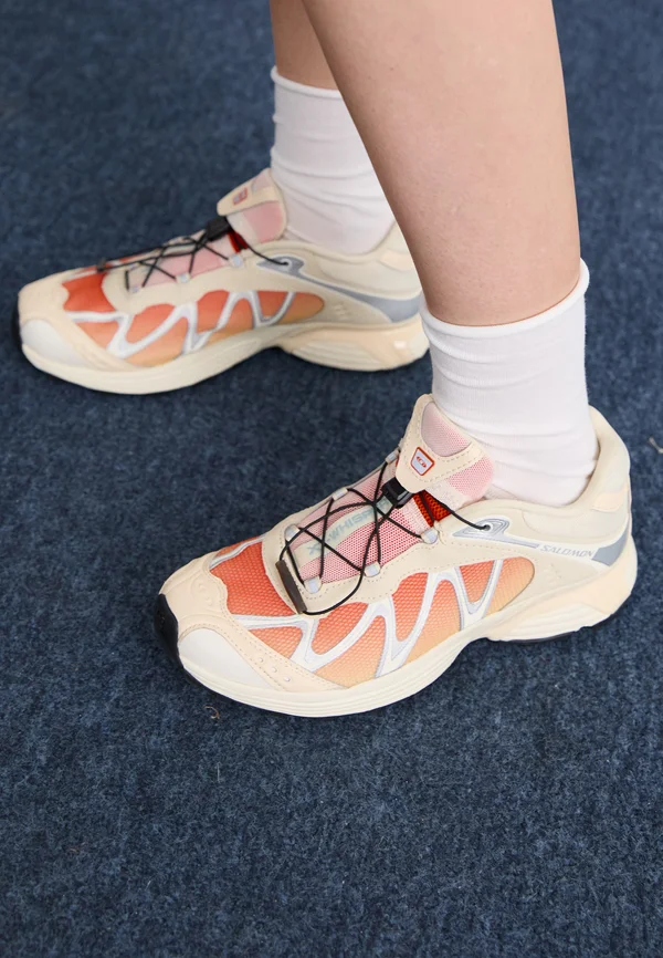 XT WHISPER UNISEX - Sneaker low - shortbread/red orange/footwear silver