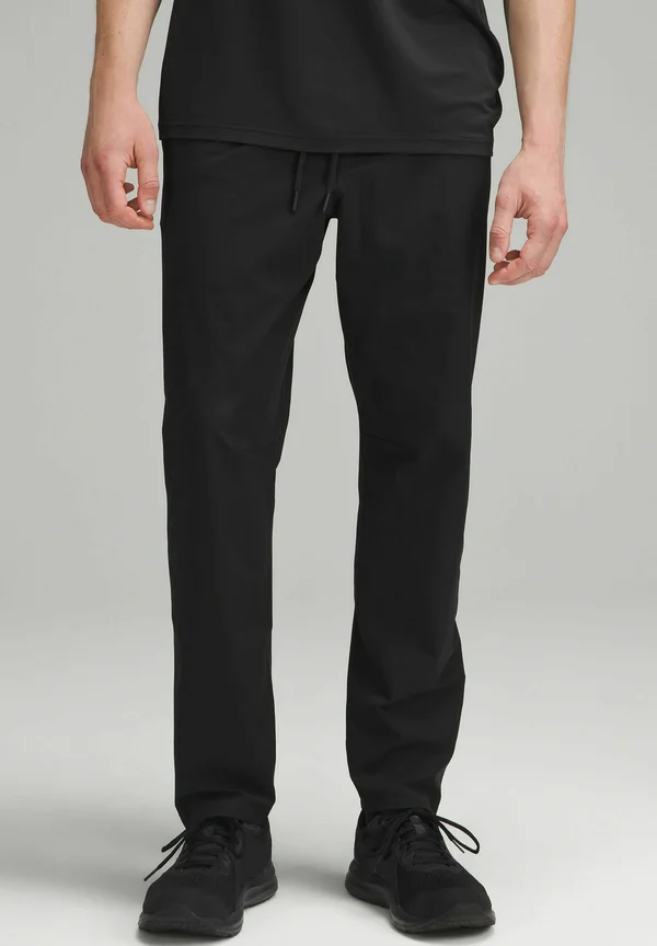 ZEROED IN SLIM-FIT PANT REGULAR - Jogginghose - black