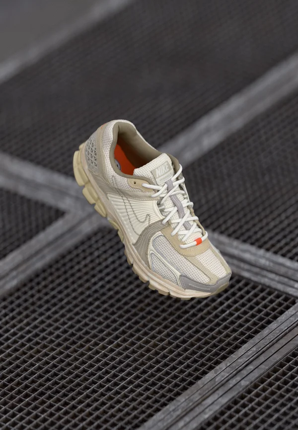 ZOOM VOMERO 5 NA18 UNISEX - Sneaker low - light orewood brown/khaki/pale ivory/college grey/safety orange/team gold