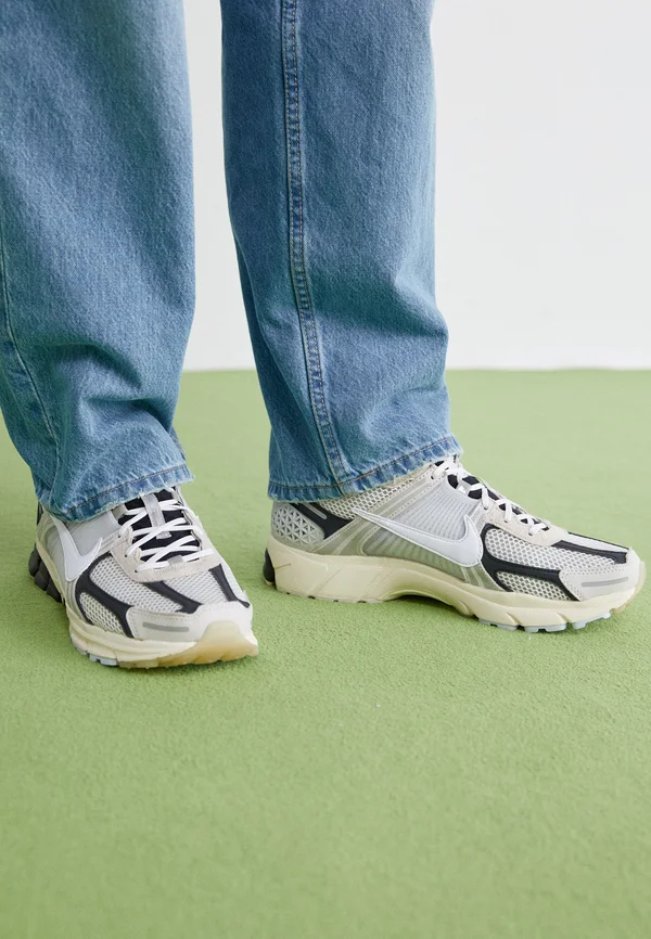 ZOOM VOMERO 5 PRM UNISEX - Sneaker low - pale ivory/white/light bone/light orewood brown/black/pure platinum