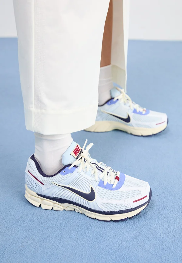 ZOOM VOMERO 5 - Sneaker low - blue tint/purple ink/coconut milk/polar/team red/white