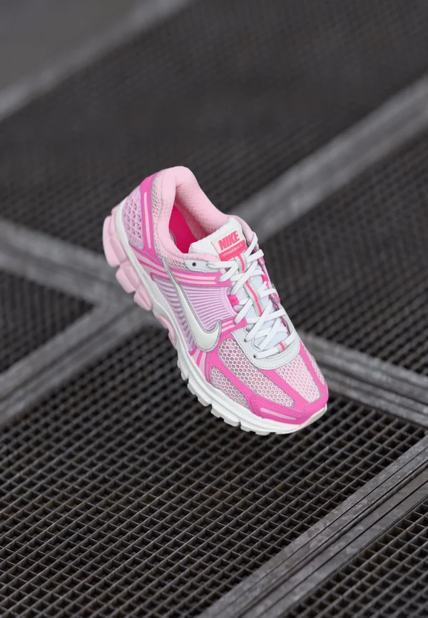 ZOOM VOMERO 5 - Sneaker low - hyper pink/summit white/pink foam/playful pink/photon dust