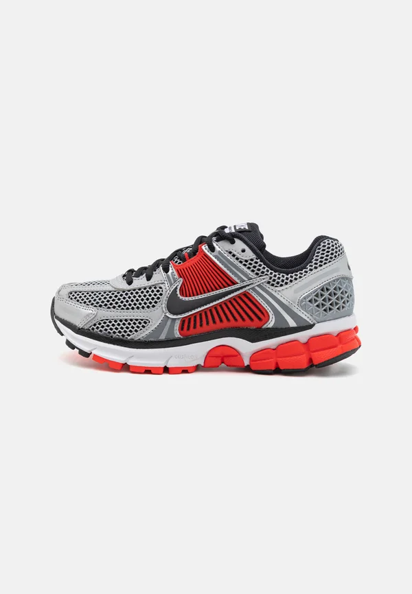 ZOOM VOMERO 5 - Sneaker low - metallic silver/black
