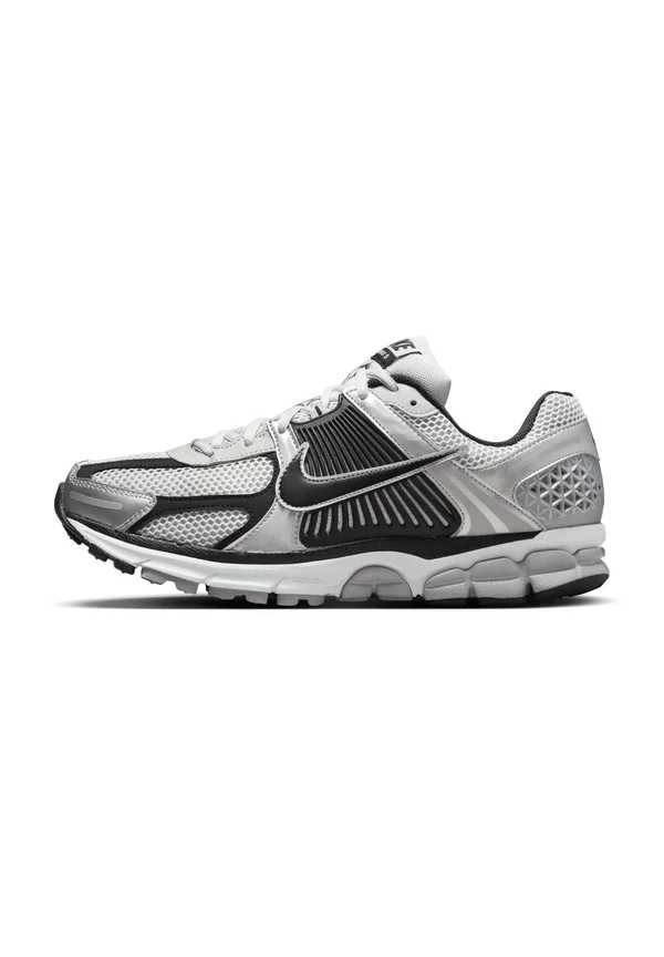 ZOOM VOMERO 5 - Sneaker low - mtlc silver