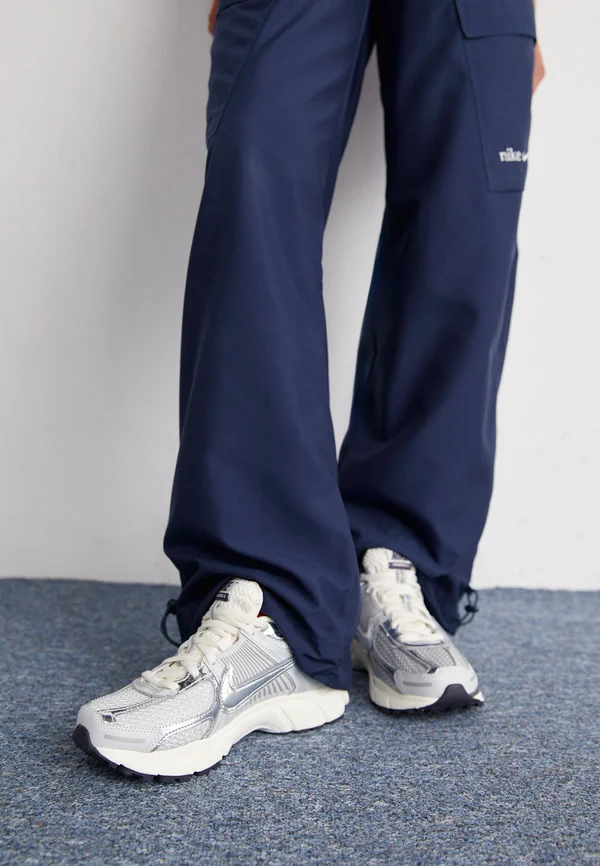 ZOOM VOMERO 5  - Sneaker low - photon dust/chrome/gridiron/sail/metallic platinum