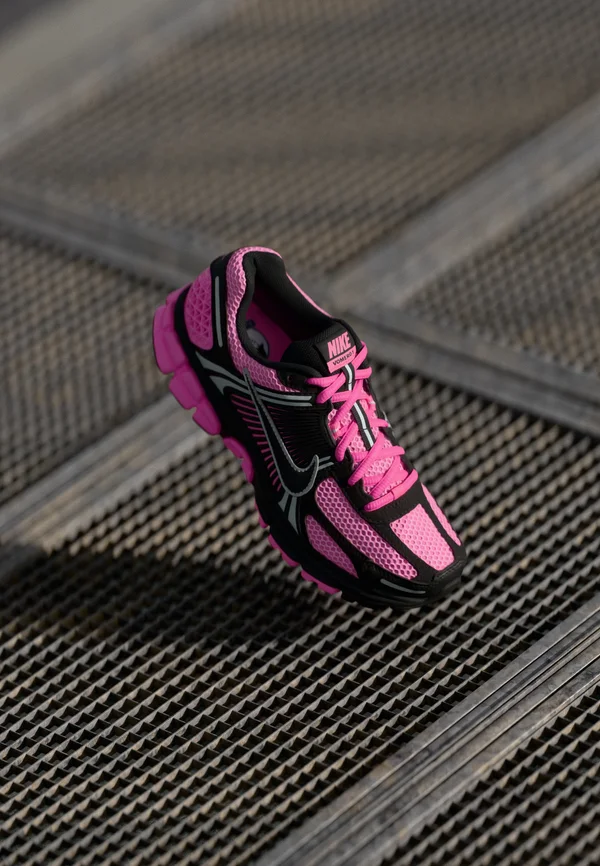 ZOOM VOMERO 5 - Sneaker low - pink spell/black/metallic platinum-coloured/pink foam