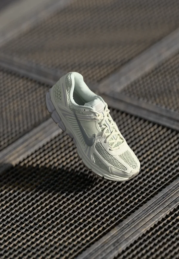 ZOOM VOMERO 5 - Sneaker low - sail/metallic silver-coloured/vast grey