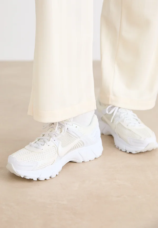 ZOOM VOMERO 5 - Sneaker low - white/platinum-coloured