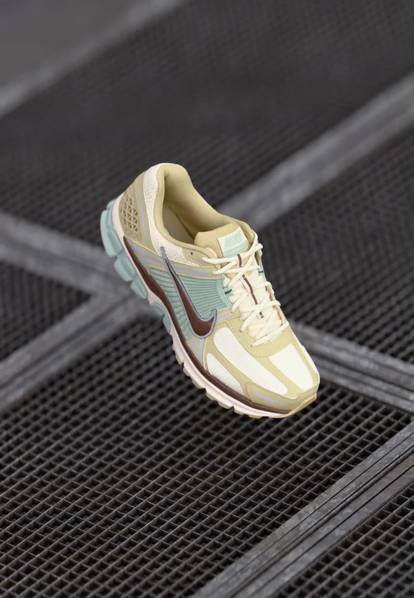 ZOOM VOMERO 5 STYLE - Sneaker low - team gold/fauna brown/pale ivory/seafoam/metallic platinum