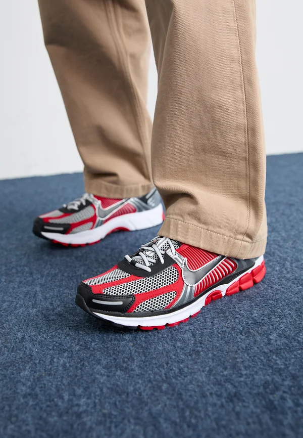 ZOOM VOMERO 5 UNISEX - Sneaker low - metallic silver/black/university red/white