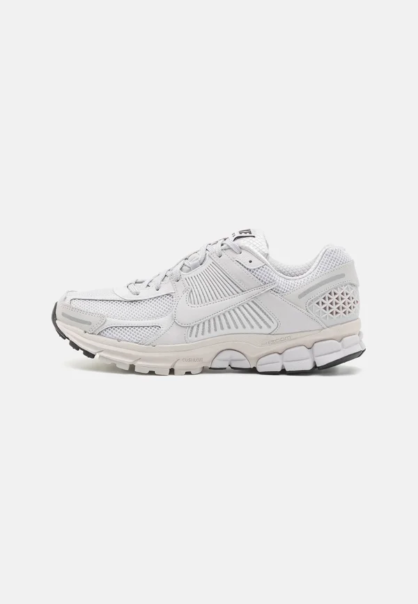 ZOOM VOMERO 5 UNISEX - Sneaker low - vast grey/black/sail/metallic silver/total crimson