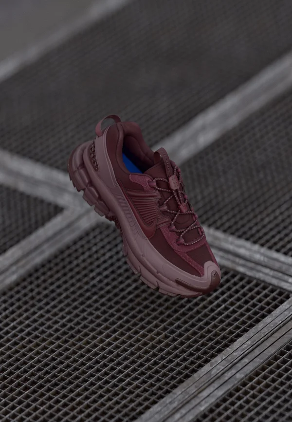 ZOOM VOMERO ROAM - Sneaker low - tattoo/burgundy crush/dark team red/racer blue/white